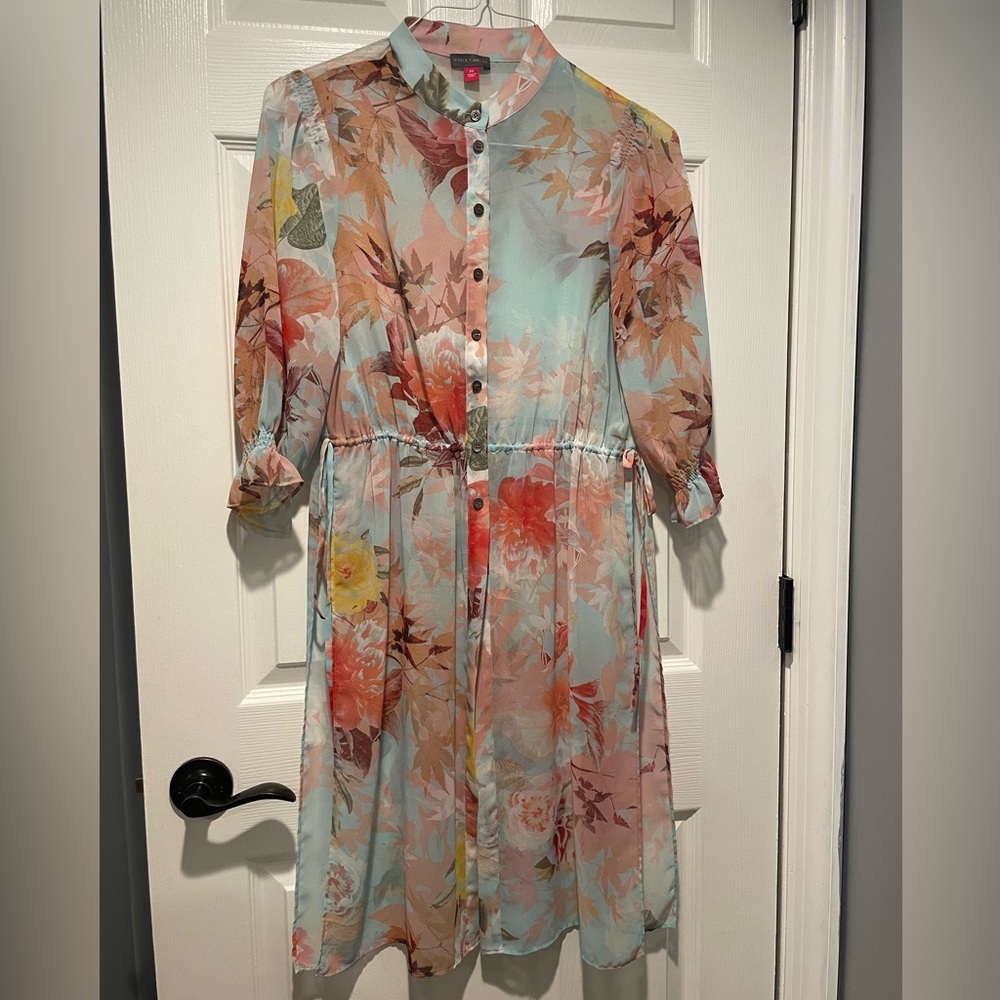 Vince Camuto An artistic floral print maxi top. Topper